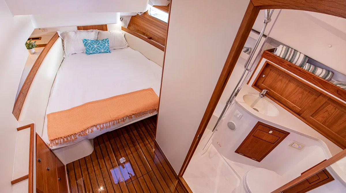 mom 4 interior cabin